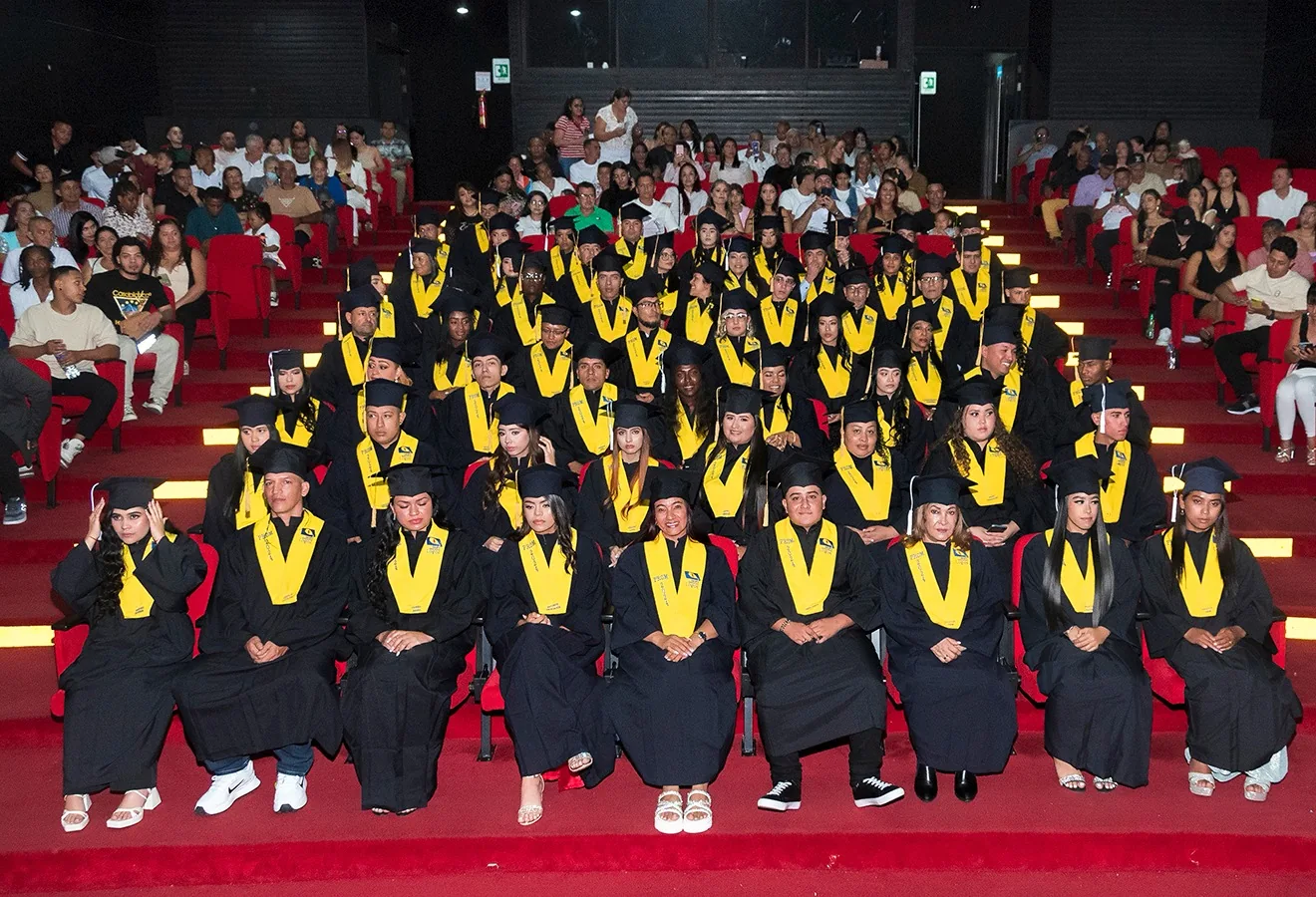 Grupo de estudiantes y graduados de LOGOS reunidos en una ceremonia