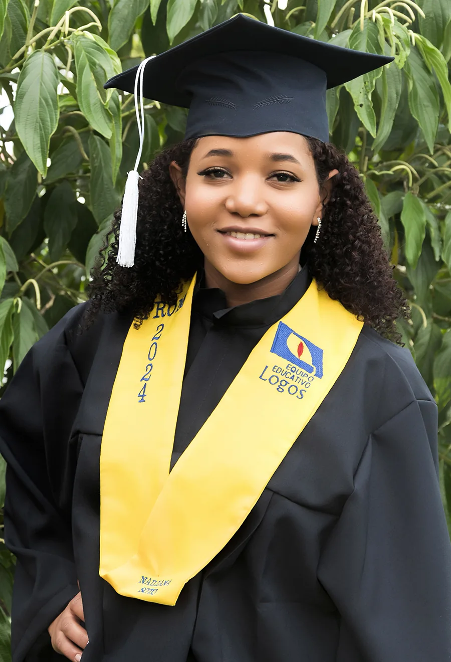 Graduada con toga y estola de Instituto LOGOS